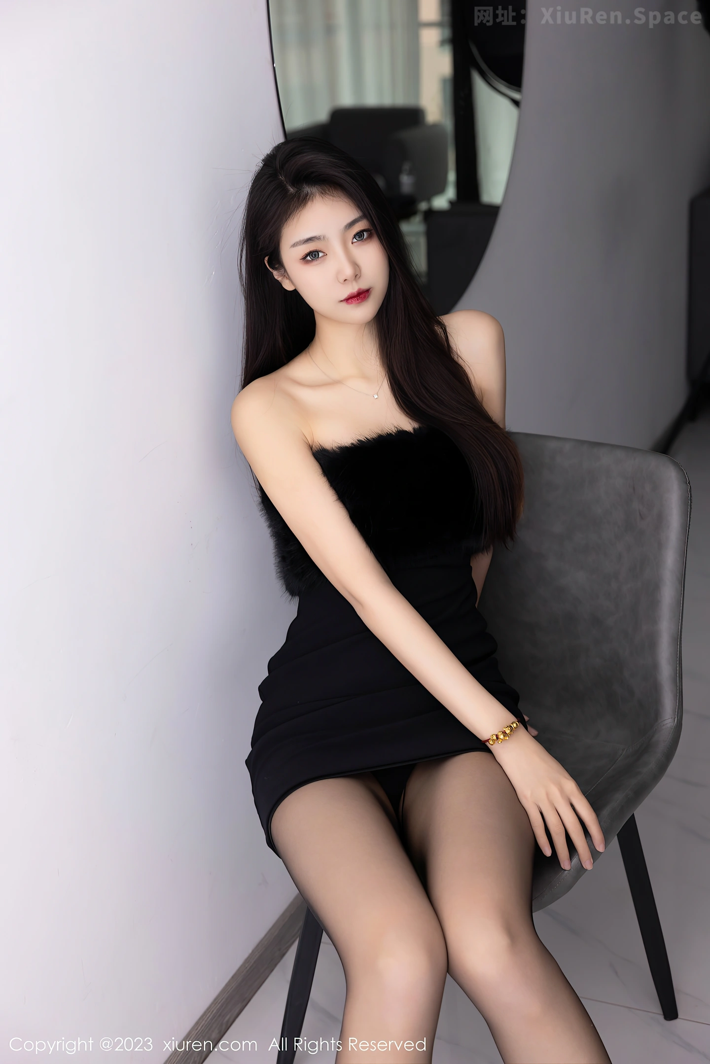 图片[4]-[XiuRen秀人网]2023.02.15 VOL.6265 王婉悠Queen 黑色透视裸背连衣裙加黑丝美腿性感私房写真集-秀人网官方网站